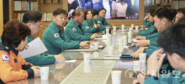 4일 김관영 전북특별자치도지사가 윤석열 대통령의 비상계엄령 선포와 관련해 긴급회의를 주재하고 있다. (제공: 전북특별자치도청) ⓒ천지일보 2024.12.04.