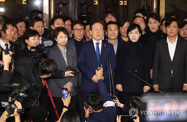 윤석열 대통령이 3일 밤 긴급성명을 통해 비상계엄을 선포한 가운데 4일 새벽 서울 영등포구 여의도 국회에서 비상계엄 해제요구 결의안 통과 후 더불어민주당 이재명 대표가 입장을 밝히고 있다. (출처: 연합뉴스)