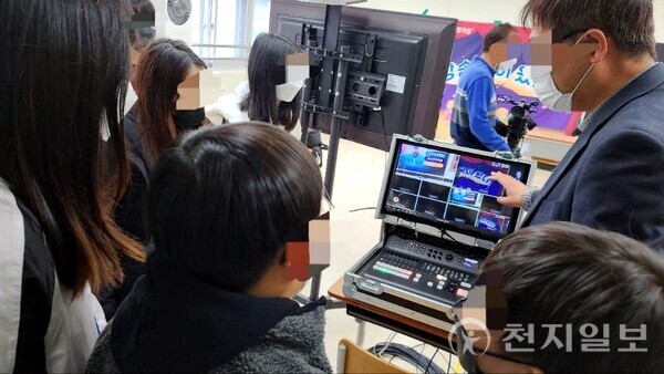 비젼아이가 창의적이고 차별화된 방과후 교육 프로그램을 통해 아이들의 성장을 돕고 있다. 사진은 각계각층의 전문가들이 학교로 찾아가 아이들이 다양한 진로체험을 할 수 있도록 돕는 ‘찾아가는 체험학습’ 프로그램 중 아이들이 방송체험인 ‘우리학교에 방송국이 왔다’를 체험하는 모습. (제공: 비젼아이) ⓒ천지일보 2024.12.04.