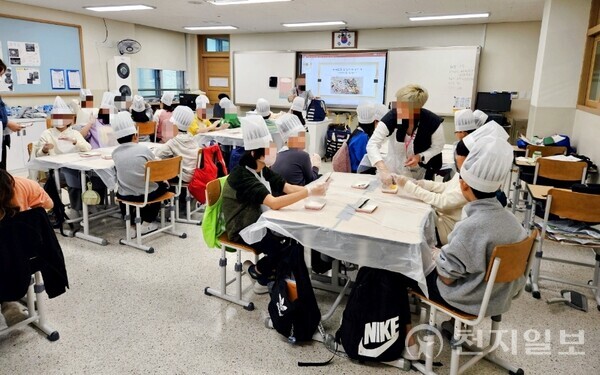 비젼아이가 창의적이고 차별화된 방과후 교육 프로그램을 통해 아이들의 성장을 돕고 있다. 사진은 각계각층의 전문가들이 학교로 찾아가 아이들이 다양한 진로체험을 할 수 있도록 돕는 ‘찾아가는 체험학습’ 프로그램 중 아이들이 요리체험인 ‘나도요리사’를 체험하는 모습. (제공: 비젼아이) ⓒ천지일보 2024.12.04.