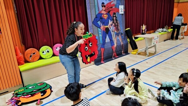 올해 10월 ‘2024 교육국제화 이끎학교 영어 부스 체험의 날’ 행사에서 비젼아이가 마련한 부스에 아이들이 외국어 교사와 체험 활동을 하고 있다. (제공: 비젼아이) ⓒ천지일보 2024.12.04.