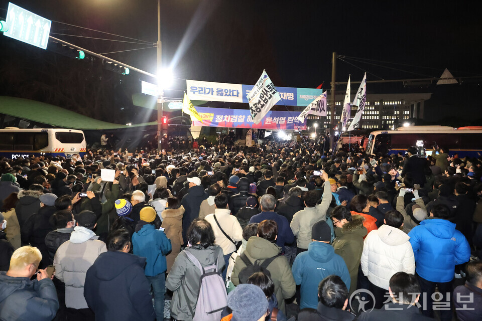 [천지일보=남승우 기자] 4일 새벽 서울 여의도 국회 앞에서 윤석열 대통령의 비상계엄령에 분노한 시민들이 비상계엄 중단을 촉구하며 항의하고 있다. ⓒ천지일보 2024.12.04.
