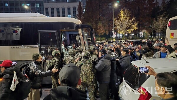 [천지일보=남승우 기자] 윤석열 대통령이 3일 비상 계엄을 선포한 가운데 국회 앞에 계엄군이 나와 있다. (독자제공) ⓒ천지일보 2024.12.04.