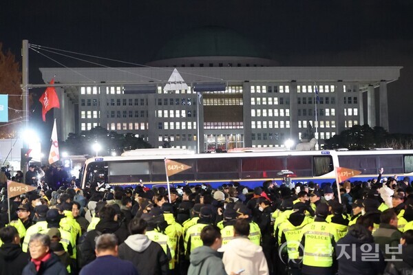 [천지일보=이시문 기자] 윤석열 대통령이 전날 비상계엄을 선포한 가운데 4일 새벽 서울 여의도 국회의사당 앞에 계엄에 반대하는 시민들과 경찰들이 몰려 혼잡스러운 상황을 보이고 있다. ⓒ천지일보 2024.12.04.