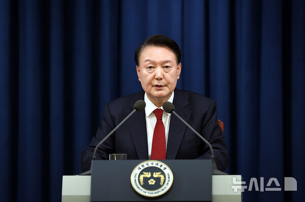 윤석열 대통령이 3일 서울 용산 대통령실 청사에서 긴급 대국민 특별 담화를 발표하고 있다. (출처: 뉴시스)