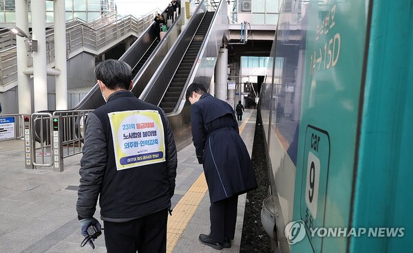 전국철도노동조합이 임금인상과 인력 충원 등을 요구하며 총파업을 예고한 가운데 3일 오전 서울역에서 노조원이 열차 출발 관련 업무를 하고 있다. (출처: 연합뉴스)