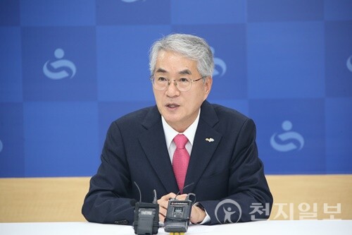 박종훈 교육감이 4일 교육청 브리핑룸에서 마을교육공동체 폐지 조례안 재의 요구 관련 기자회견을 하고 있다. (제공: 경남교육청)ⓒ천지일보 2024.11.04.