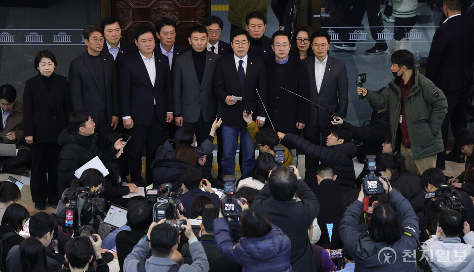 [천지일보=박준성 기자] 4일 윤석열 대통령이 비상계엄령 해제를 발표 한 뒤 더불어민주당 박찬대 원내대표가 서울 국회 로텐더홀에서 입장을 발표하고 있다. ⓒ천지일보 2024.12.04.