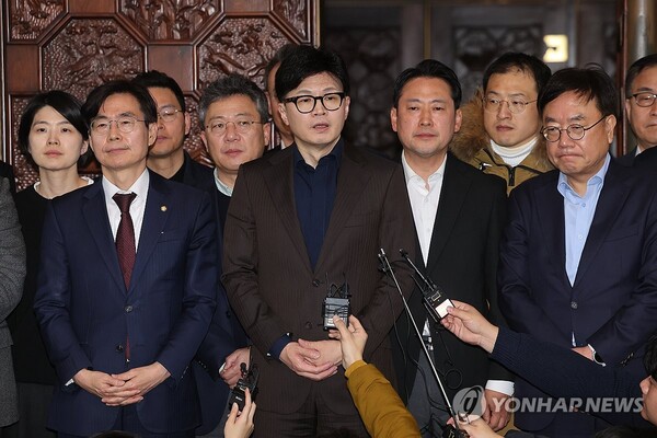 국민의힘 한동훈 대표가 4일 새벽 서울 여의도 국회에서 윤석열 대통령의 계엄 해제 추가 담화 발표에 대한 입장을 말하고 있다. (출처: 연합뉴스)