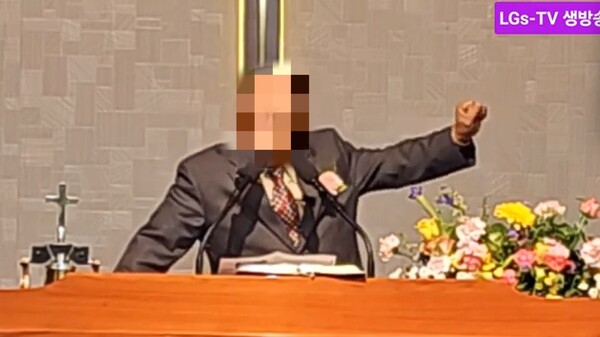 파주남북중앙교회 담임 최문수 목사가 최근 논란이 되고 있는 김동연 경기도지사의 신천지 수료식 대관 취소 과정에 깊이 관여했다고 주장했다. 개신교 목사가 종교적 이유로 공직자를 압박하고, 이를 성과로 내세운 점에서 헌법이 보장하는 종교의 자유와 공공기관 중립성 침해라는 비판이 제기된다. 사진은 최 목사가 설교 하는 모습. (출처: 유튜브 캡처) ⓒ천지일보 2024.12.04.