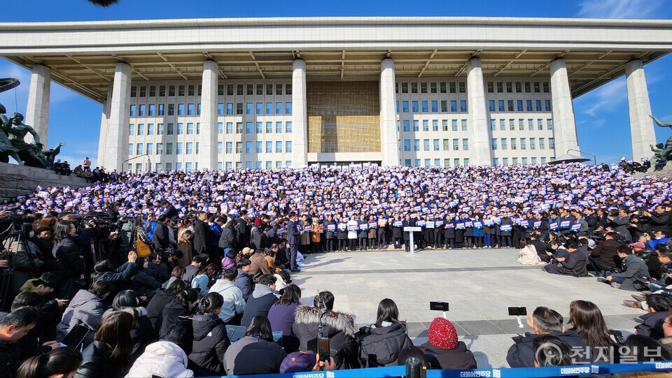 [천지일보=박준성 기자] 4일 오후 서울 여의도 국회에서 열린 ‘윤석열 대통령 사퇴 촉구 탄핵추진 비상시국대회’에서 더불어민주당 이재명 대표와 조국혁신당 조국 대표 등 야당 대표 및 의원들과 당직자, 보좌진, 당원들이 윤 대통령의 사퇴를 촉구하고 있다. ⓒ천지일보 2024.12.04.