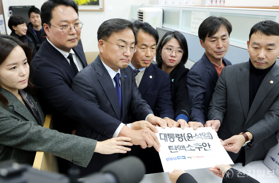 [천지일보=박준성 기자] 4일 서울 여의도 국회에서 개혁신당 이주영 의원(왼쪽부터), 천하람 원내대표, 조국혁신당 신장식 의원, 진보당 윤종오 원내대표, 기본소득당 용혜인 대표, 사회민주당 한창민 대표, 더불어민주당 김용민 의원이 야6당이 공동발의한 윤석열 대통령 탄핵소추안을 제출하고 있다.  ⓒ천지일보 2024.12.04.