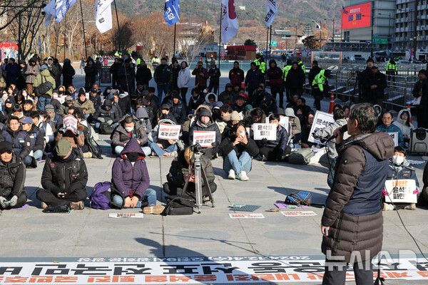윤석열 대통령이 긴급 담화로 비상계엄 해제를 선언한 가운데 민주노총이 4일 오전 서울 종로구 광화문 광장에서 위헌적 계엄 규탄 및 민주노총 무기한 총파업을 선언하며 집회를 하고 있다. (출처: 뉴시스)