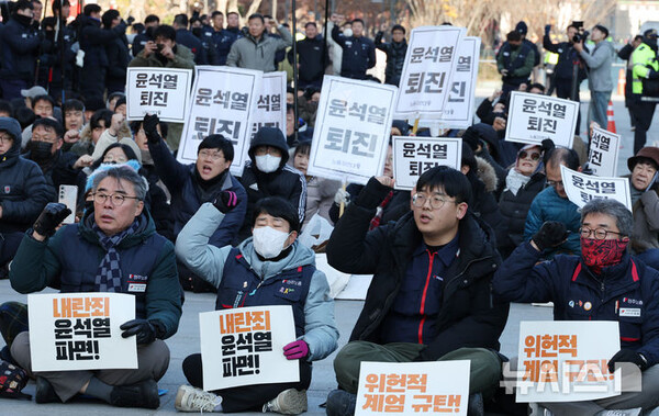 윤석열 대통령이 긴급 담화로 비상계엄 해제를 선언한 가운데 민주노총이 4일 오전 서울 종로구 광화문 광장에서 위헌적 계엄 규탄 및 민주노총 무기한 총파업을 선언하며 집회를 하고 있다.  (출처: 뉴시스)