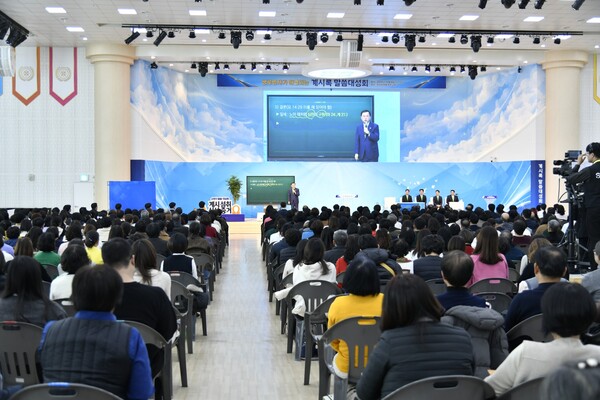 4일 ‘생로병사(生老病死)가 해결되는 계시록 말씀 대성회’에 참석한 청주 시민과 목회자들이 장방식 신천지예수교 증거장막성전 맛디아지파장의 강연을 청취하고 있다. (제공: 신천지 청주교회 )