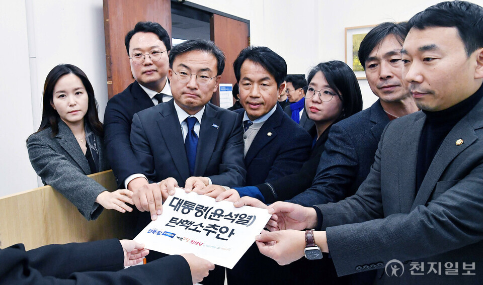 [천지일보=박준성 기자] 4일 서울 여의도 국회에서 개혁신당 이주영 의원, 천하람 원내대표, 조국혁신당 신장식 의원, 진보당 윤종오 원내대표, 기본소득당 용혜인 대표, 사회민주당 한창민 대표, 더불어민주당 김용민 의원이 야6당이 공동발의한 윤석열 대통령 탄핵소추안을 제출하고 있다. ⓒ천지일보 2024.12.04.