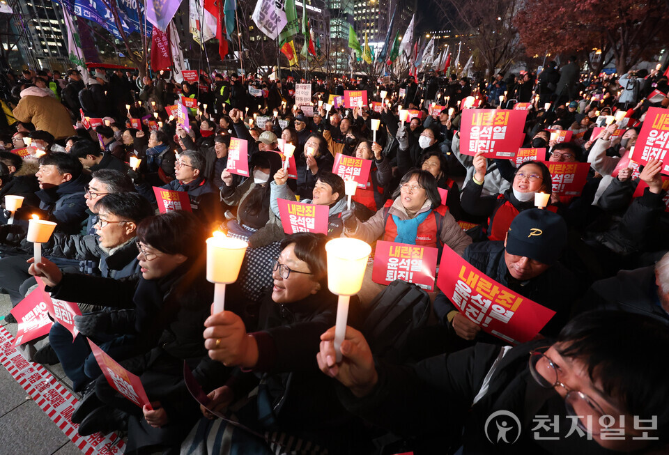 [천지일보=남승우 기자] 윤석열 대통령이 선포한 비상계엄이 해제된 4일 서울 종로구 동화면세점 앞에서 열린 윤석열 탄핵 촉구 촛불집회에서 시민들이 촛불을 들고 구호를 외치고 있다. ⓒ천지일보 2024.12.04.