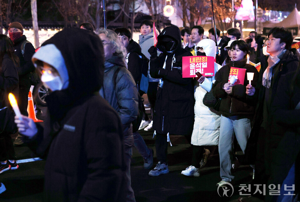 [천지일보=이시문 기자] 윤석열 대통령이 선포한 비상계엄이 해제된 4일 저녁 서울 종로구 세종대로 일대에서 시민들이 윤석열 탄핵 촉구 촛불집회를 마친 뒤 용산 대통령실 방향으로 행진하고 있다. ⓒ천지일보 2024.12.04.