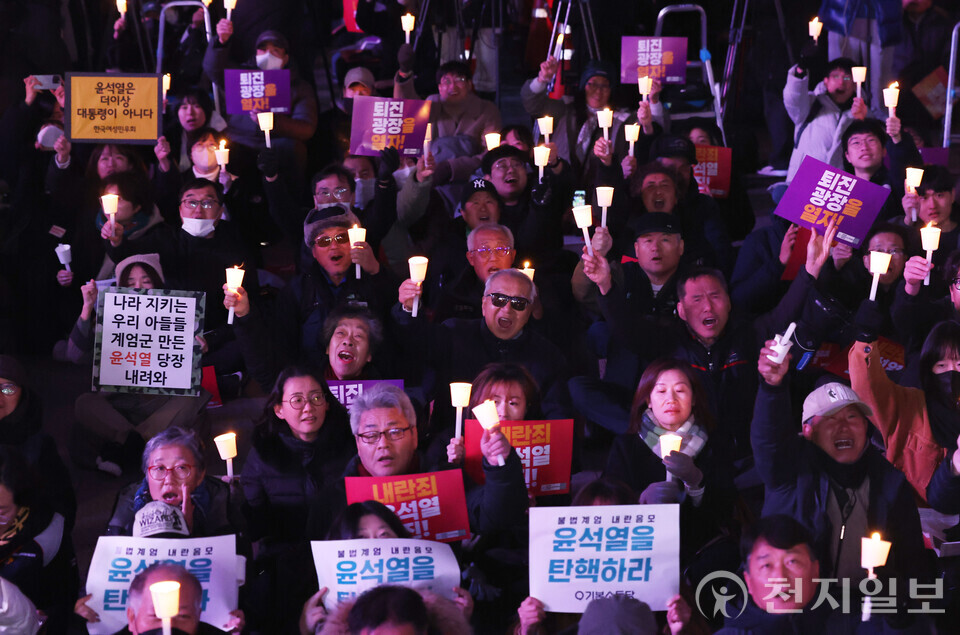 [천지일보=남승우 기자] 윤석열 대통령이 선포한 비상계엄이 해제된 4일 서울 종로구 동화면세점 앞에서 열린 윤석열 탄핵 촉구 촛불집회에서 시민들이 촛불을 들고 구호를 외치고 있다. ⓒ천지일보 2024.12.04.