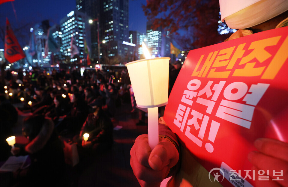 [천지일보=남승우 기자] 윤석열 대통령이 선포한 비상계엄이 해제된 4일 서울 종로구 동화면세점 앞에서 열린 윤석열 탄핵 촉구 촛불집회에서 시민들이 피켓과 촛불을 들고 있다. ⓒ천지일보 2024.12.04.