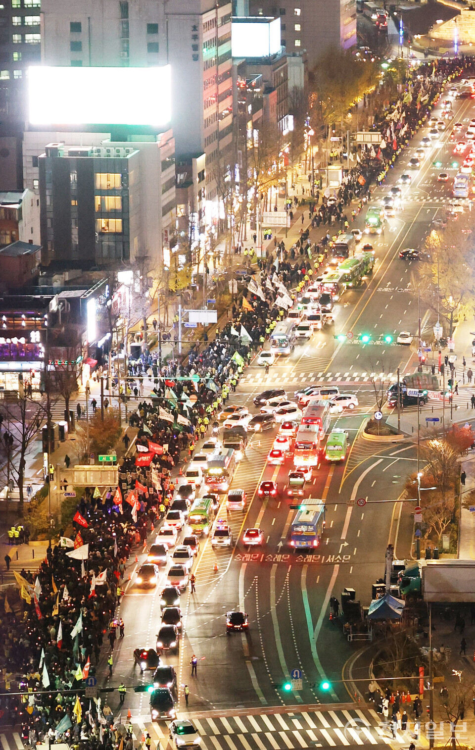 [천지일보=이시문 기자] 윤석열 대통령이 선포한 비상계엄이 해제된 4일 저녁 서울 종로구 세종대로 일대에서 시민들이 윤석열 탄핵 촉구 촛불집회를 마친 뒤 용산 대통령실 방향으로 행진하고 있다. ⓒ천지일보 2024.12.04.