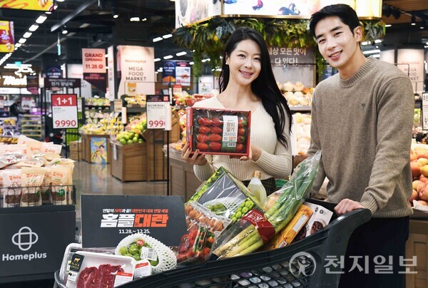 모델들이 4일 ‘홈플러스 메가 푸드 마켓 라이브’ 강서점에서 대한민국 대표 연말 세일 ‘홈플대란’ 2주차 행사 상품을 소개하고 있다. (제공 : 홈플러스) ⓒ천지일보 2024.12.04.