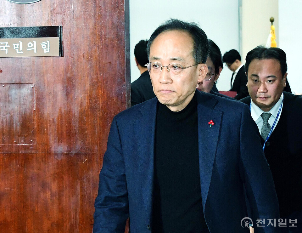 [천지일보=박준성 기자] 국민의힘 추경호 원내대표가 4일 오전 서울 여의도 국회에서 열린 비공개 최고위원회의를 마치고 이동하고 있다. ⓒ천지일보 2024.12.04.