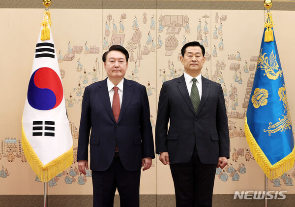 윤석열 대통령이 28일 서울 용산 대통령실 청사에서 최병혁 주사우디대사에게 신임장을 수여한 뒤 기념촬영하고 있다. (대통령실통신사진기자단)