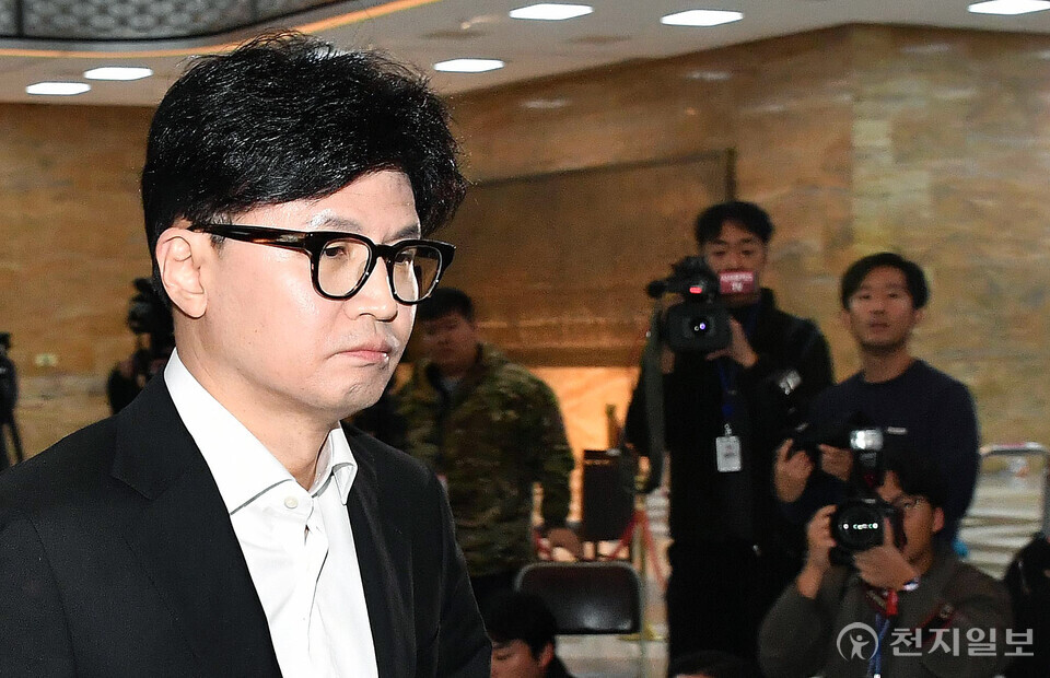 [천지일보=박준성 기자] 국민의힘 한동훈 대표가 4일 오전 서울 여의도 국회에서 열린 비공개 의원총회 회의장으로 이동하고 있다. ⓒ천지일보 2024.12.04.