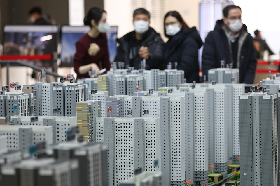 서울의 한 견본주택에 청약 수요자들이 모여 있다. (출처: 연합뉴스)