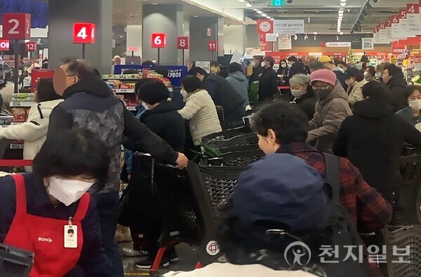 홈플대란 첫날 고객들이 몰린 홈플러스 메가 푸드 마켓 라이브 강서점 전경. (제공 : 홈플러스) ⓒ천지일보 2024.12.05.