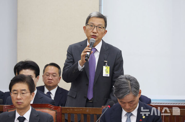 [서울=뉴시스] 우종수 경찰청 국가수사본부장이 5일 서울 여의도 국회에서 열린 행정안전위원회의 비상계엄 관련 긴급 현안질의에서 의원 질의에 답하고 있다. 2024.12.05.
