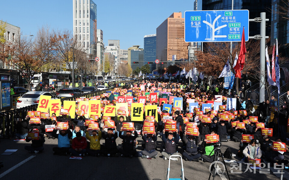 [천지일보=남승우 기자] 5일 서울역 인근에서 열린 전국철도노동조합 총파업 출정식에서 참가자들이 윤석열 대통령을 규탄하는 내용의 피켓을 들고 있다. ⓒ천지일보 2024.12.05.