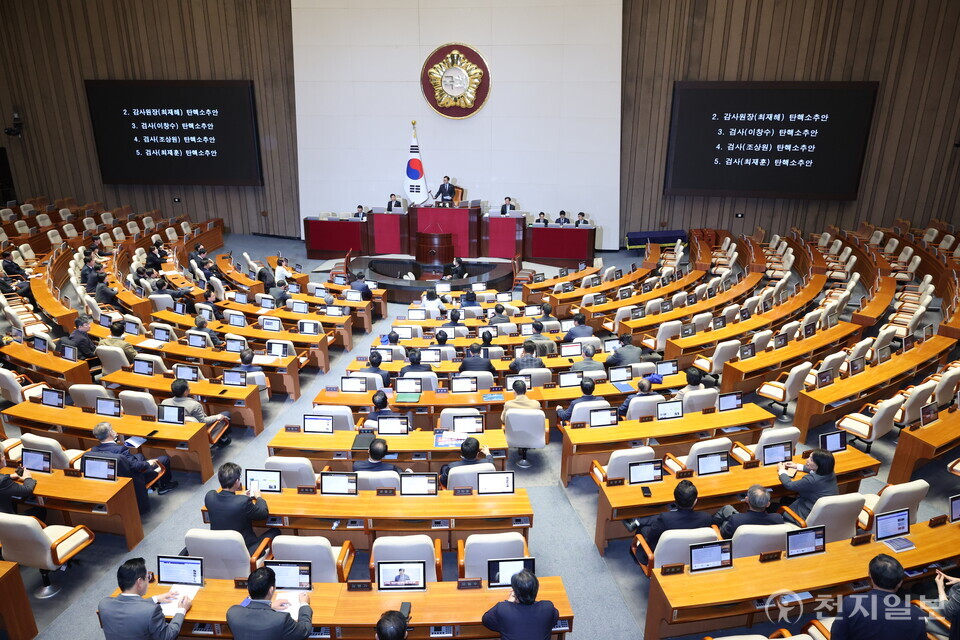 [천지일보=박준성 기자] 5일 서울 여의도 국회에서 열린 제418회 국회(정기회) 본회의에서 최재해 감사원장과 이창수 서울중앙지검장 등 검사 3명에 대한 탄핵소추안 가결되고 있다. 국민의힘 의원들은 표결에 불참했다. ⓒ천지일보 2024.12.05.