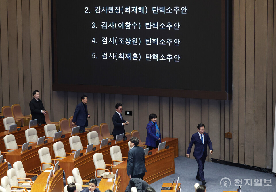 [천지일보=박준성 기자] 더불어민주당 이재명(오른쪽) 대표가 5일 서울 여의도 국회에서 열린 제418회국회(정기회) 제16차 본회의에서 최재해 감사원장과 이창수 서울중앙지검장 등 검사 3명 탄핵소추안에 대한 투표를 위해 이동하고 있다. ⓒ천지일보 2024.12.05.