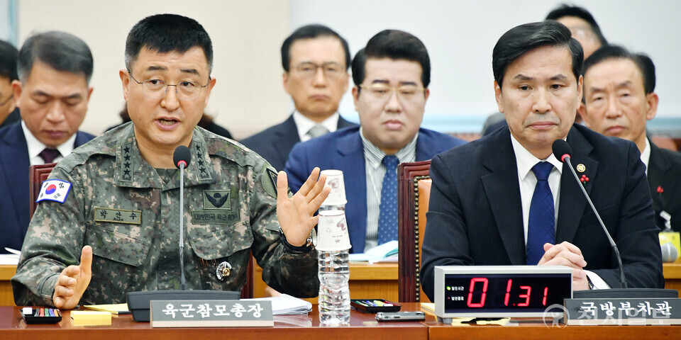 [천지일보=박준성 기자] 박안수 육군참모총장(전 계엄사령관)이 5일 서울 여의도 국회에서 열린 국방위원회 전체회의에서 의원들의 질의에 답하고 있다. 오른쪽은 김선호 국방부 차관.ⓒ천지일보 2024.12.05.