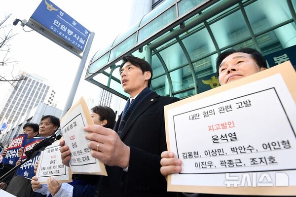 더불어민주당 한준호·주철현·이언주 최고위원, 박균택·이용우·이태형 법률위원장, 이건태 당 법률대변인이 5일 오후 서울 서대문구 경찰청 민원실 앞에서 윤석열 대통령 외 7명 내란죄 고발장 접수 전 기자회견하고 있다. (출처: 뉴시스)