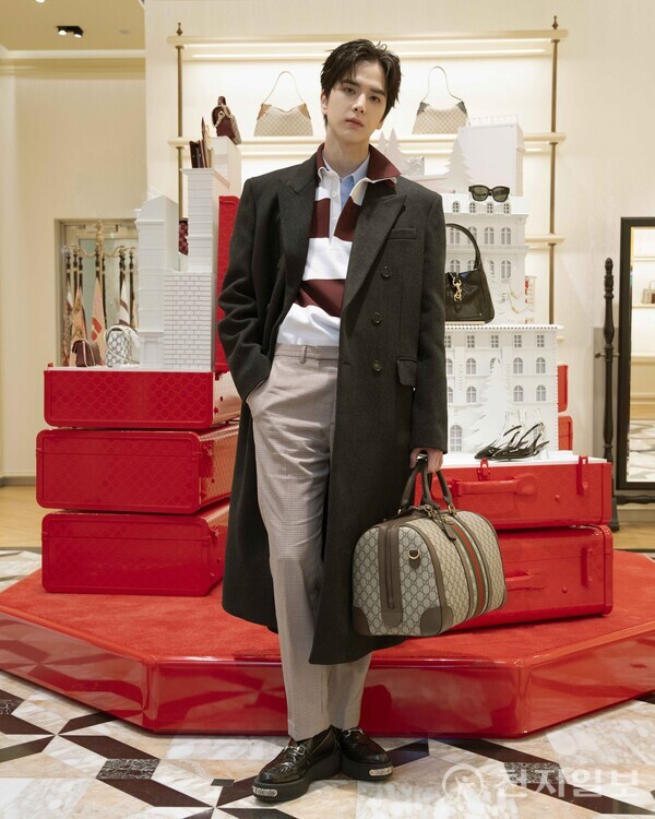 영훈이 착용한 구찌 룩과 구찌 사보이 더플 백(제공: 구찌) ⓒ천지일보 2024.12.07.