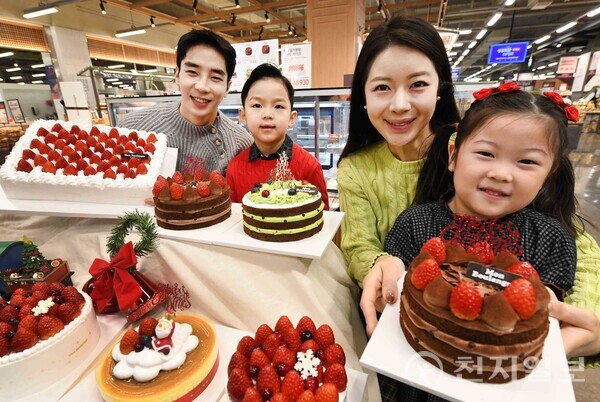 모델과 아동이 6일 ‘홈플러스 메가 푸드 마켓 라이브’ 강서점에서 홈플러스 베이커리 브랜드 ‘몽블랑제’의 크리스마스 시즌 케이크를 소개하고 있다. 오는 11일까지 진행하는 사전예약 행사를 통해 30% 할인 혜택을 받을 수 있다. (제공 : 홈플러스) ⓒ천지일보 2024.12.07.