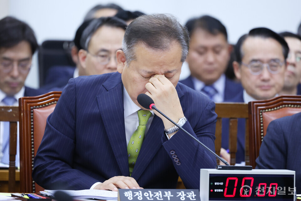 [천지일보=박준성 기자] 이상민 행정안전부 장관이 25일 서울 여의도 국회에서 열린 행정안전위원회의 행정안전부, 중앙선거관리위원회, 경찰청 등의 종합국정감사에서 생각에 잠겨 있다.  ⓒ천지일보 2024.10.25.