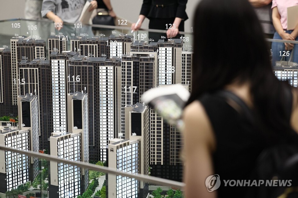 지난 8월 서울의 한 재건축 단지 견본주택에서 고객들이 주택 모형을 살펴보고 있다. 2024.8.18. (출처: 연합뉴스)