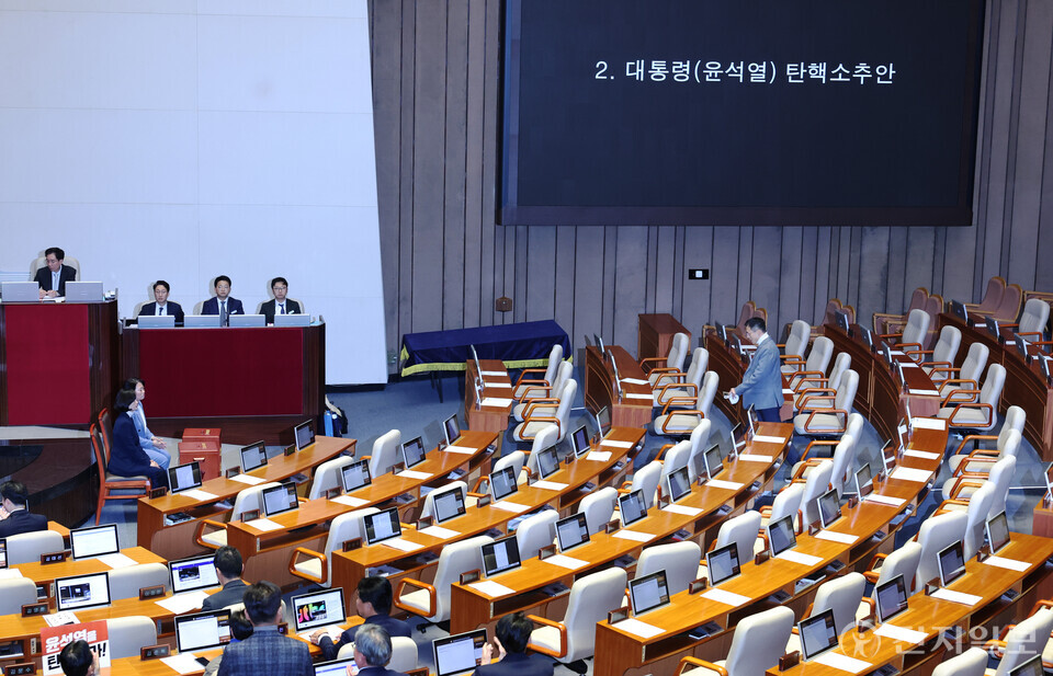 [천지일보=박준성 기자] 국민의힘 김상욱 의원이 7일 오후 서울 여의도 국회에서 열린 제418회 국회(정기회) 본회의에서 상정된 윤석열 대통령탄핵소추안의 기표를 마치고 투표함으로 이동하고 있다. ⓒ천지일보 2024.12.07.