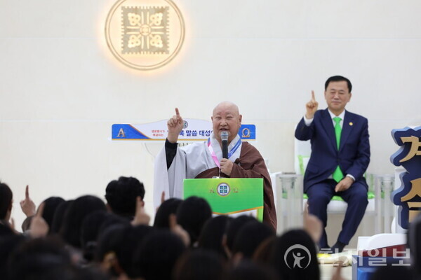 한국 불교 대불종 만주사 주지 만주 스님이 8일 신천지 맛디아지파 천안교회에서 개최한 ‘생로병사가 해결되는 계시록 말씀대성회’ 참석 소감을 밝힌 후 위아원을 외치고 있다. (제공: 신천지 천안교회) ⓒ천지일보 2024.12.08.