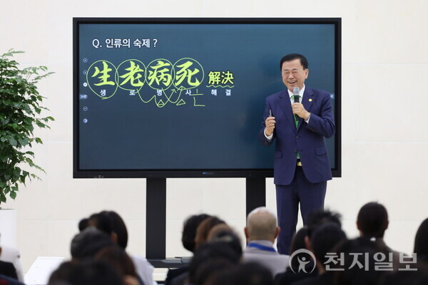 신천지 장방식 맛디아지파장이 8일 충남 천안시 성정동 천안교회에서 열린 ‘생로병사가 해결되는 계시록 말씀대성회’에서 증거하고 있다. (제공: 신천지 천안교회) ⓒ천지일보 2024.12.08.