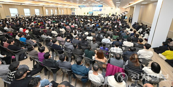 종교 지도자들과 신앙인들이 8일 신천지 맛디아지파(지파장 장방식) 천안교회에서 열린 ‘생로병사가 해결되는 계시록 말씀대성회’에 참석해 말씀을 경청하고 있다. (제공: 신천지 천안교회) ⓒ천지일보 2024.12.08.