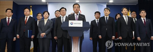 최상목 부총리 겸 기획재정부 장관이 8일 서울 종로구 정부서울청사에서 관계 장관들과 긴급성명 발표를 하고 있다. 2024.12.8 (출처: 연합뉴스)