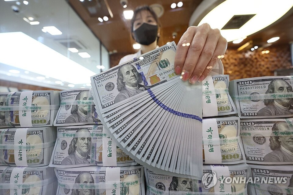 달러 약세 등의 영향으로 지난달 외환보유액이 증가한 가운데 4일 서울 중구 을지로 하나은행 본점 위변조대응센터에서 직원이 달러화를 정리하고 있다. (연합뉴스) 2024.09.04.