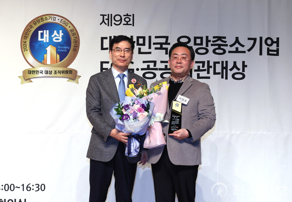 [천지일보=남승우 기자] 알파도체럽 지영호 대표가 13일 서울 용산구 백범김구기념관에서 천지일보(대표 이상면)와 ISO국제심사원협회가 주최로 열린 제9회 2024 대한민국 유망중소기업대상·공공기관대상 시상식에서 반려동물 토탈 헬스케어 솔루션 부문 수상을 하고 있다. ⓒ천지일보 2024.12.13.