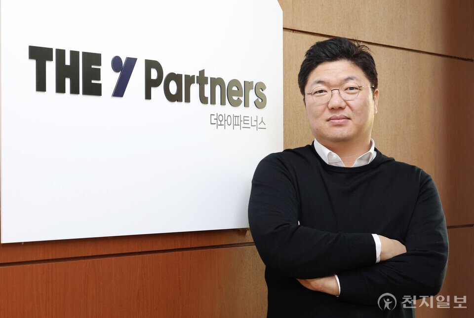 [천지일보=남승우 기자] 양대권 더와이㈜ 대표가 천지일보와 인터뷰를 진행하고 있다. 양 대표는 ‘ESG’와 관련해 “금융권에서 유입된 개념이기 때문에 철저히 ‘투자자의 관점’에서 바라본다고 생각하면 편하다”고 설명했다. 더와이㈜는 서울 마포구 합정동에 있는 ESG 교육·컨설팅 전문업체다. ⓒ천지일보 2024.01.22.