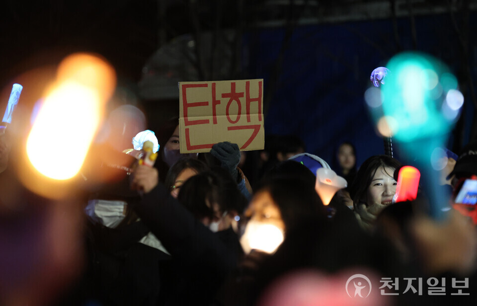 [천지일보=남승우 기자] 전날 국회 본회의에서 윤석열 대통령 탄핵소추안이 부결된 가운데 8일 저녁 서울 여의도 국회 앞에서 열린 촛불문화제에서 참가자들이 손피켓과 응원봉을 들고 윤 대통령 탄핵을 촉구하고 있다. ⓒ천지일보 2024.12.08.